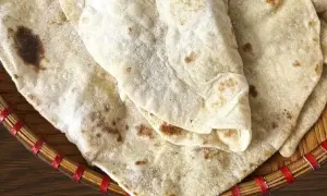 Domowy lawasz przepis na cienki, lekko przypieczony placek. Idealny do wrapów i jako dodatek do dań.