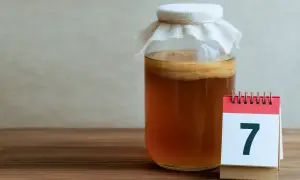 Słoik z kombuchą i kalendarz z cyfrą 7. Dzień 7 fermentacji. Kombucha co to? Napój probiotyczny.
