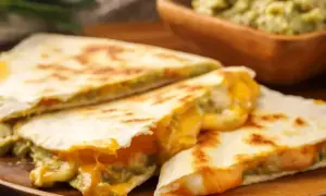 Pyszna quesadilla z roztopionym serem i guacamole. Idealna na szybką kolację w 5 minut.