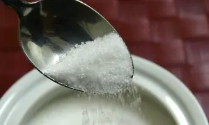 Łyżeczka z kryształkami, które mogą być sukralozą. Co to jest sukraloza? To słodzik bez kalorii.