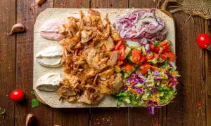 Pyszna shoarma co to? Mięso, warzywa i sosy na placku. Idealne na szybki posiłek.