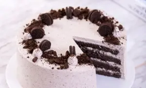 Pyszny tort z masą oreo, udekorowany pokruszonymi ciasteczkami i całymi oreo. Idealny deser dla miłośników czekolady.
