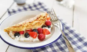Słodki omlet z twarożkiem i owocami leśnymi. Idealny przepis na omlet na słodko.