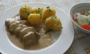 Pyszne mięso w sosie śmietanowym z ziemniakami i surówką. Idealny obiad.