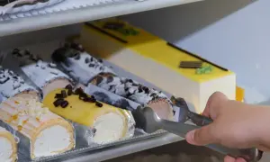 Różnorodne ciasta w lodówce, idealne na deser. Zastanawiasz się, ile stopni w lodówce, by zachować ich świeżość?