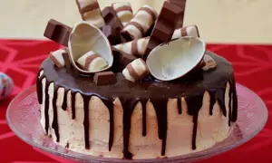 Tort oblany czekoladą, udekorowany batonikami Kinder Bueno i połówkami jajek. Idealny krem kinder bueno do tortu.