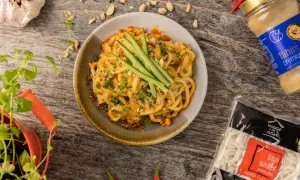 Pyszny makaron udon w kremowym sosie orzechowym, z ogórkiem i szczypiorkiem. Idealny przepis na szybki obiad.