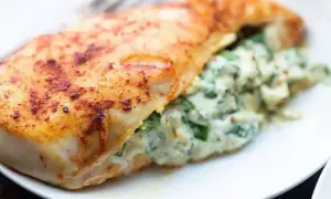 Pieczony filet rybny nadziewany szpinakiem i serem. Idealny obiad dla cukrzyka, lekki i sycący.