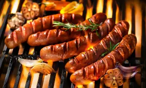 Kiełbasa z grilla z cebulką: Perfekcyjny przepis i porady