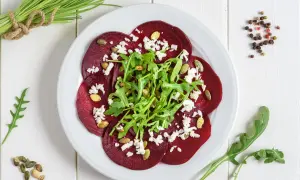 Carpaccio z buraka przepis: cienkie plastry buraka, rukola, ser feta, pestki dyni i słonecznika. Pyszna i zdrowa przekąska.