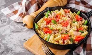 Obiad z niczego: makaron fusilli z tuńczykiem, pomidorkami i fasolką szparagową w patelni.