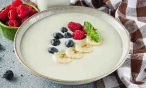 Idealne kasza manna na mleku proporcje: kremowa kasza z malinami, borówkami i bananem.