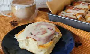 Mięciutkie cynamonki przepis: świeżo upieczone, polane lukrem, obok kawa i gwiazdki anyżu. Idealne na jesienne popołudnie.
