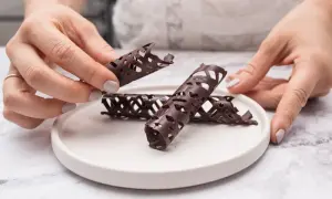 Jak zrobić czekoladowe ozdoby na tort? Proste triki na efekt "wow"!