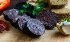 Kaszanka pokrojona w plastry, z pieczywem, czosnkiem i papryką. Czy kaszankę można mrozić? Tak, można ją mrozić.