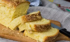 Puszyste ciasto drożdżowe z kruszonką, jak u babci. Idealne na śniadanie, przypomina przepis na ciasto drożdżowe babci.