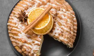 Pyszne ciasto cynamonowe z pomarańczą i anyżem, polane lukrem. Idealne na jesienne popołudnie.