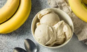 Jak zrobić domowe lody bananowe? Miseczka kremowych lodów z dojrzałych bananów, gotowa do degustacji.