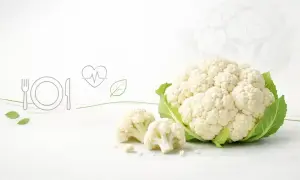 Całkowicie biały kalafior, symbol zdrowia i talerz z widelcem i nożem. Czy kalafior jest zdrowy? Tak!