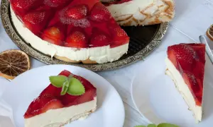 Najłatwiejszy sernik na zimno z truskawkami i galaretką, idealny na letnie popołudnie.