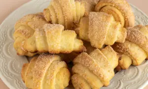 Puszyste i delikatne rogaliki z twarogiem, posypane cukrem, kuszą swoim wyglądem i zapachem. Idealne na deser lub do kawy.