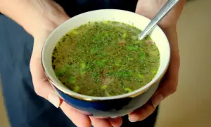 Zupa klarowna co to znaczy? To lekki bulion z ziołami i warzywami, idealny na rozgrzewkę.