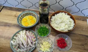 Składniki na szybką sałatkę z ryżem i jajkiem: ryż, jajka, sos sojowy, cebula, czosnek, szczypiorek i papryczka chili.