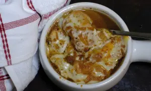 Zupa cebulowa: Zdrowa czy tucząca? Zależy od przepisu!