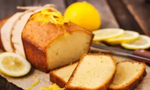 Babka piaskowa przepis babci, pachnąca cytryną i słońcem. Idealna na deser, z kawałkami cytryny i skórką.