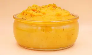 Puszyste, kremowe bataty gotowane, doprawione pieprzem, podane w szklanym naczyniu. Idealne jako dodatek do obiadu.