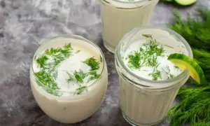 Orzeźwiający napój z kefiru, koperku i ogórka. Poznaj jego dobroczynne kefir właściwości.