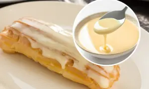 Słodkie eclair oblane lukrem, obok miseczka z kremowym custard. Pyszny deser!