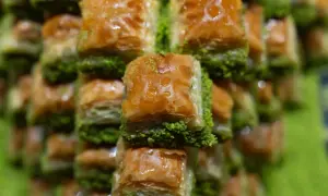 Słodka baklava, co to jest? Warstwy ciasta filo, orzechów i syropu. Pyszny deser.