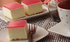 Pyszny sernik na zimno z galaretką zamiast żelatyny, podany na kruchym spodzie. Idealny deser na letnie popołudnie.