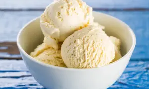 Pyszne lody śmietankowe, idealne na gorące dni. Ten przepis na lody śmietankowe jest prosty i szybki.