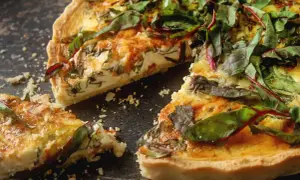 Pyszny quiche z boćwinką, zrumieniony wierzch i chrupiące ciasto.