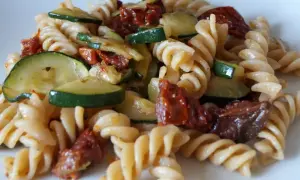 Fusilli z cukinią i suszonymi pomidorami, danie pełne smaku i kolorów.