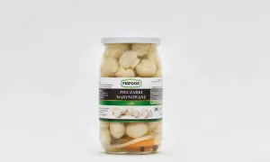 Słoik z pieczarkami marynowanymi Figfood na białym tle.