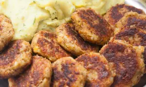 Złociste kotlety mielone z airfryer, podane z kremowanym puree ziemniaczanym z koperkiem. Pyszny obiad gotowy w mgnieniu oka!
