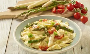 Pyszne farfalle z zielonymi i białymi szparagami, pomidorkami koktajlowymi i bazylią. Idealne szparagi na obiad!