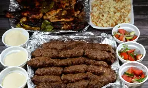 Pyszny kofta kebab z grillowanym kurczakiem, ryżem i sałatkami. Idealny posiłek dla całej rodziny.