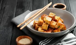 Chrupiące kostki tofu w sosie, idealne do dań azjatyckich. Inspiracja na pyszne tofu przepisy.