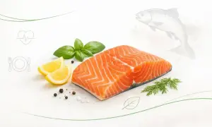 Świeży kawałek łososia z cytryną, bazylią i koprem. Czy łosoś jest zdrowy? Tak, to bogactwo kwasów omega-3 i białka.