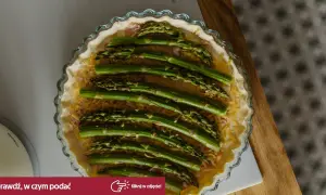 Gotowe do pieczenia ciasto francuskie ze szparagami i serem. Pyszna wiosenna tarta czeka na swój moment.