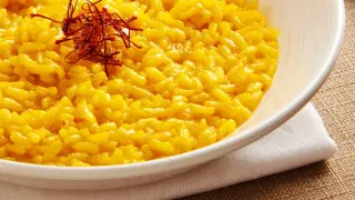 Aksamitne risotto alla milanese, bogato zdobione nitkami szafranu, kusi swoim złocistym kolorem i kremową konsystencją.