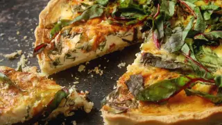Pyszny quiche z boćwinką, zrumieniony wierzch i chrupiące ciasto.