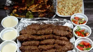 Pyszny kofta kebab z grillowanym kurczakiem, ryżem i sałatkami. Idealny posiłek dla całej rodziny.