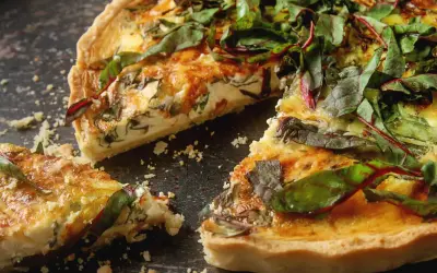 Pyszny quiche z boćwinką, zrumieniony wierzch i chrupiące ciasto.