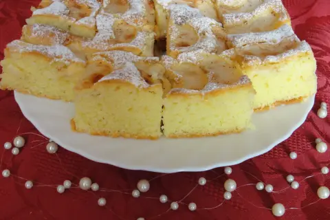 Mega szybkie ciasto na oleju z jabłkami, posypane cukrem pudrem. Idealne na deser, gdy masz mało czasu.