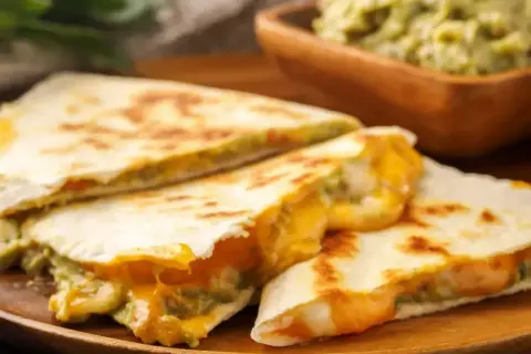 Pyszna quesadilla z roztopionym serem i guacamole. Idealna na szybką kolację w 5 minut.
